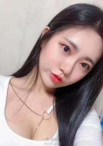 白皙高顏正妹 胸前兩團肉擠出一條深溝 摸起來一定很舒服！