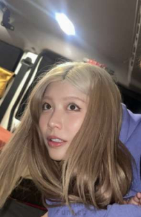 金髮甜顏殺傷力爆表！球場最美風景就是她