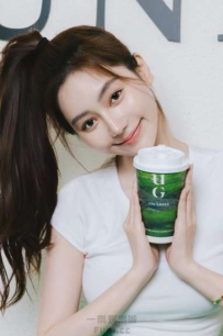 濾鏡再升級！側顏巧露甜美笑容，手中飲品意外成亮點