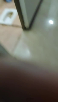 逛紅燈區操騷女 屋里坐著一排女的 挑一個帶到小房間 戴套直接開干 后入猛操搞完走人
