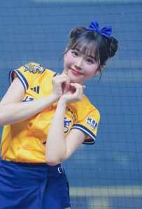 甜美白皙、傲人雙峰的啦啦隊女神風采