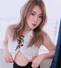 襯衫滑落肩頭「居家撩人」姿態，極致誘惑令人暈眩