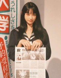 黑色比基尼勾勒惹火線條，私密視角讓人心跳加速