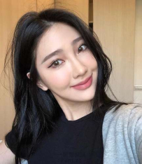 有這種美女坐我旁邊 誰可以好好的上課阿？