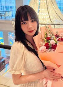 粉嫩格紋衫洩出窈窕身段，甜美萌樣讓人一眼淪陷