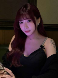 皮衣熱褲搭白襪，反差時尚感秒殺全場目光