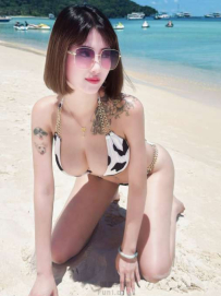 清爽短髮比基尼，深邃事業線讓海景都失色，電力爆棚