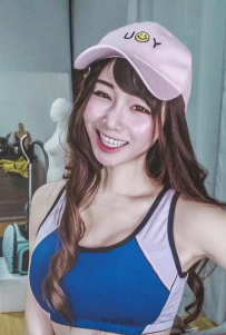爆乳正妹機機衣服穿不好胸氣飄出乳香味