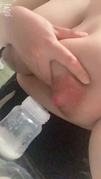 哺乳奶頭滴汁