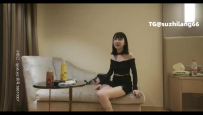 黑衣短褲沙發舌吻調情 舔屌口交側入大力抽插猛操 操的妹子呻吟連連