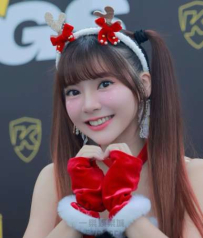 啦啦隊甜美亮相球場 深溝魅力讓全場驚呼連連