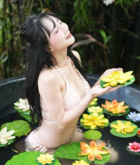 居家姿態！甜美眼神交織粉嫩曲線，誘惑力衝擊視覺