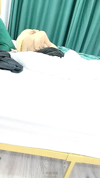 榨精少女&不良人 高挑長腿蘿莉全身粉嫩 挺瘦的但是奶子還挺大像剛發育好 史上最干凈的小穴之一 無套內射洗鴛鴦浴