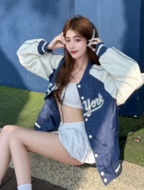 粉色小可愛襯托活力，陽光下清甜模樣讓人目光難轉移