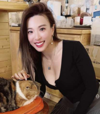 紅白撞色誘惑，傲人深溝讓人心跳漏一拍