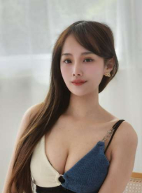 池畔抬手綁髮流露慵懶風情，完美腰身全場讚嘆
