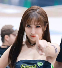 甜美笑容搭配香肩鎖骨，電力十足瞬間電翻全場