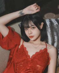 展現獨特甜美氣場，身穿暗紅比基尼散發迷人度假氛圍