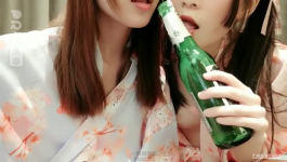 和服雙飛舔酒瓶誘惑