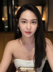 甜美笑容電力十足，一字領洩香肩引人無限遐想