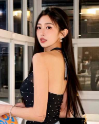 咖啡色比基尼襯托極致美胸，甜笑踏浪直擊粉絲心臟