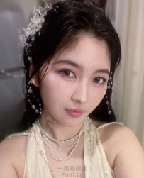 白皙巨乳「深不見底」太震撼，現場粉絲全看呆