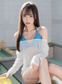純白背心大方展露腰身，陽光灑落勾勒迷人線條