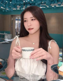 白皙長腿顏值逆天 現身街頭引爆路人視線