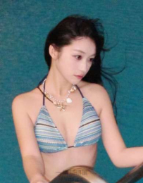 黑色比基尼勾勒惹火線條，私密視角讓人心跳加速