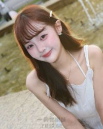 比基尼展現絕美腰線，甜美粉髮在海島陽光下格外耀眼
