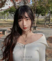 私服穿搭大秀逆天比例，鏡頭前展現專業級誘惑