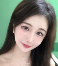 閃亮禮服宛如女神降臨，輕柔波浪髮絲散發溫柔魅力