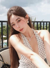 水玉點點吊帶裙放送深邃事業線　誘人眼神電力滿點