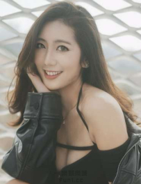 解扣辣裝藏不住曲線，陽光下魅力炸裂