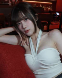 裸粉曳地禮服，階梯上燦笑宛如女神降臨