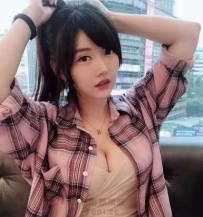 標準巨乳甜心正妹  甜美的笑容和這身材也太好了