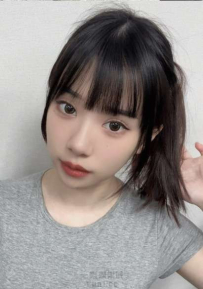 小心心粉嫩格紋衫洩出窈窕身段，甜美萌樣讓人一眼淪陷