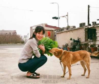 短髮小清新正妹甜美進食照口愛模樣惹人愛