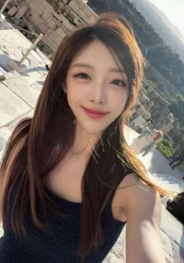 粉嫩滑雪裝現身，甜美笑容瞬間融化冰雪