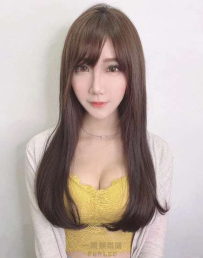 高學歷女孩顏值既高又超胸