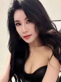 熟女風韻搭配閃耀黑禮服，優雅氣質震懾全場