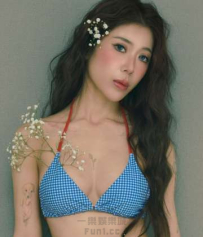 輕柔睡衣「深V弧線」超吸睛，手抱哥吉拉畫面太衝擊