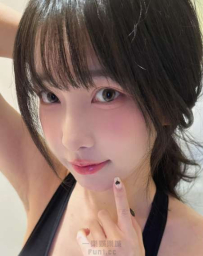 蕾絲睡衣藏不住純欲，甜美笑容瞬間吸走魂魄