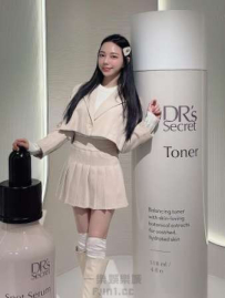 甜美笑容配上幼態細雕臉型，直擊網友心