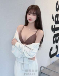 襯托絕美鎖骨，慵懶坐姿盡顯精緻高級感