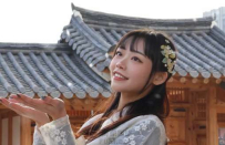 嬌唇輕銜白紗極致誘惑，視線掃過曲線引人遐想