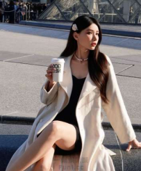 修身皮裙包裹極致比例，招牌黃金美腿撐爆螢幕