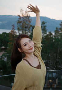 戶外陽光下甜美綻放！白皙肌膚無瑕動人 完美演繹絕美風采