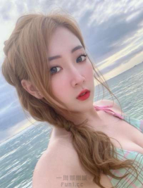 穿著比基尼，展現迷人的泳姿與風采，讓人眼花撩亂