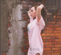 冷豔型美女 小隻馬精緻的臉旁 和白皙的皮膚 讓人熱血沸騰